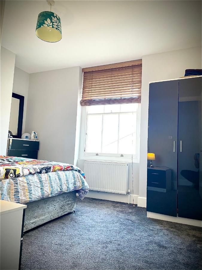 Camden Guest House Double Bedroom With Super Large King Bed Londres Exterior foto